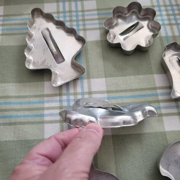 Lot Of 6 vintage Aluminum Cookie Cutters - Picture 3 of 3